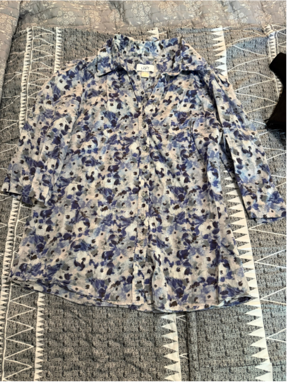 Women's Ann Taylor LOFT Blouse Medium Blue White Floral Button Down